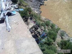 西藏尼木县境内1辆载40余人大巴坠10米深悬崖